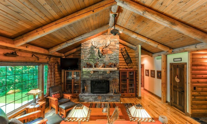 Fontana-on-Geneva Lake House | Charming Cabin Near Fontana Waterfront with Ocean Views