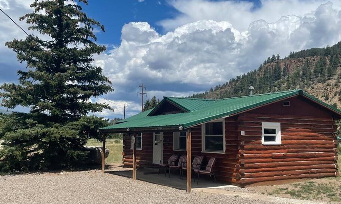 South Fork House | Inviting Cabin #1 at Aspen Ridge - Pet-Friendly Retreat