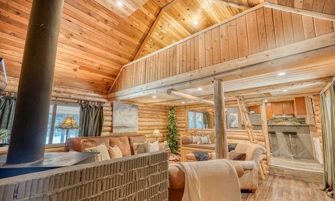 Okanagan-Similkameen Cabin | Charming Cabin Near Apex Village with Hot Tub & Spa Access