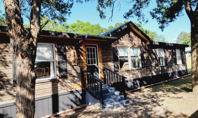 Burton Cottage | Pet-Friendly Cozy Cabin Steps from Sommerville Lake
