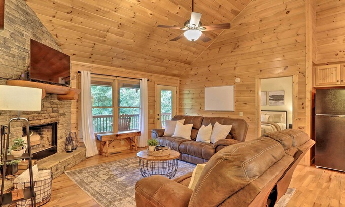 Ellijay Cabin | Cozy Cabin at Mountain Resort - Guest Rated 9.8/10!
