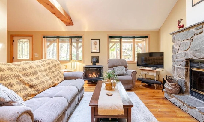 Lackawaxen Cabin | Inviting Big Bear Mountain Ranch with Pool & Spa Amenities