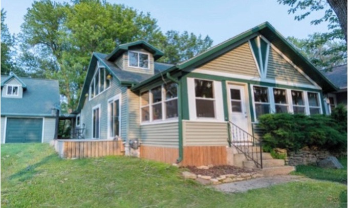 Newville Cabin | Idyllic Lake View Cabin at Koshkonong - Guest Rated 10/10