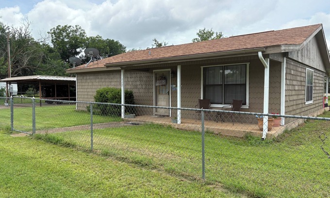 Graford House | Cozy Cabin at Possum Kingdom Lake. Close to Rocker B Ranch & PK Ice House.