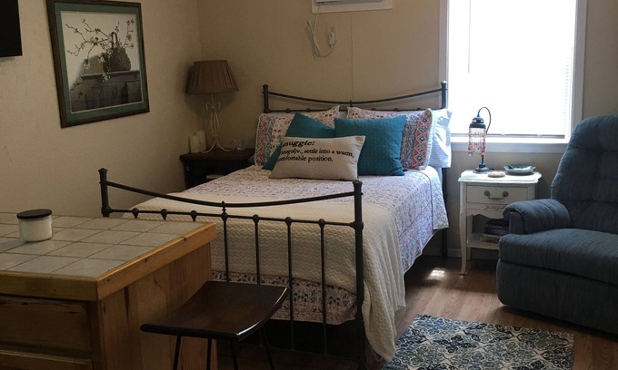 Lufkin Cabin | Enchanting Cabin Retreat with Breakfast and Pet-Friendly Perks
