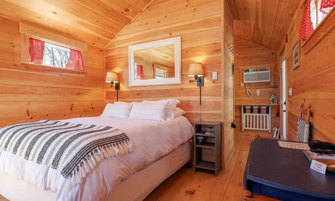Sandy Point Cabin | Charming Cabin Near Acadia NP with Sauna & Pet-Friendly!