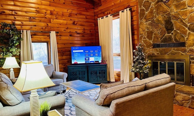 Radford House | Charming Cabin near Virginia Tech with Hot Tub & Spa
