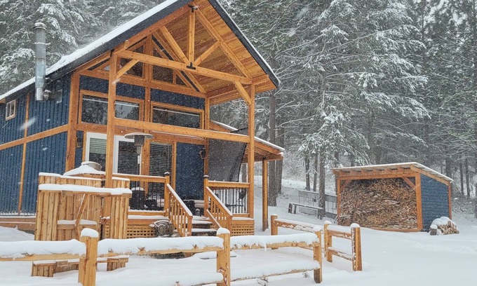 Armstrong Cabin | Relaxing Country Cabin with Hot Tub and Sauna Retreat