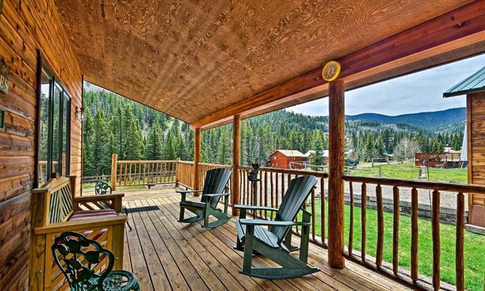 Red River House | Inviting Cabin Getaway with Mountain Views Near Red River