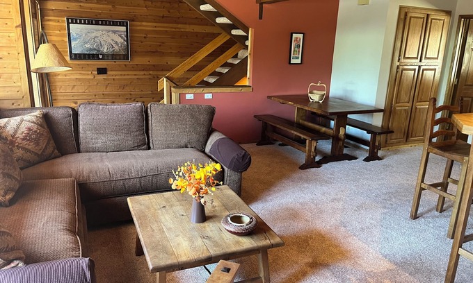 Mammoth Lakes Condo | Exclusive Discounts: Gorgeous Condo on Serene Cul De Sac