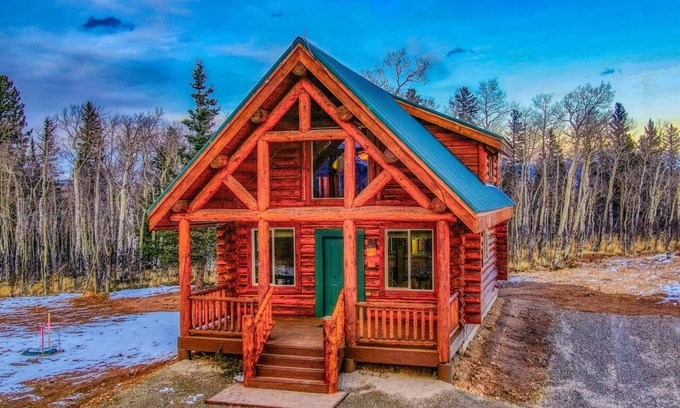 Michigan Hill Cabin | Inviting Cabin with Ocean Views and Spa Amenities
