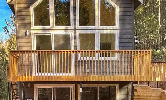 Woodland Park Cabin | Perfect Cabin Getaway with Breakfast and Pet-Friendly Perks