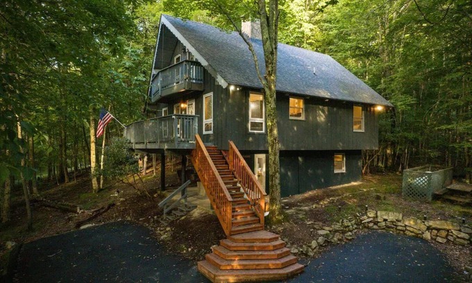 Charter Hills Cabin | Inviting Cabin in Beech Mountain with Fireplace & Breakfast