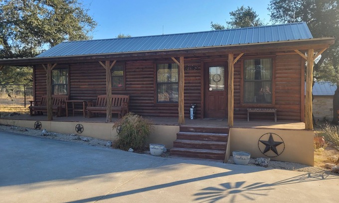 Bulverde Cabin | Cozy cabin in beautiful Bulverde Texas with AC, WiFi