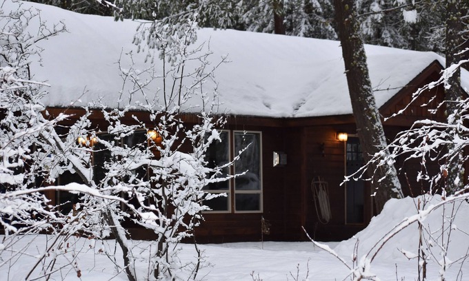 Winthrop House | Cozy Cabin Escape: Ideal Year-Round Retreat with Spa & More