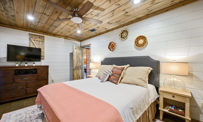 Broken Bow Cabin | Charming Cabin Retreat: Top-Rated Getaway by the Lake