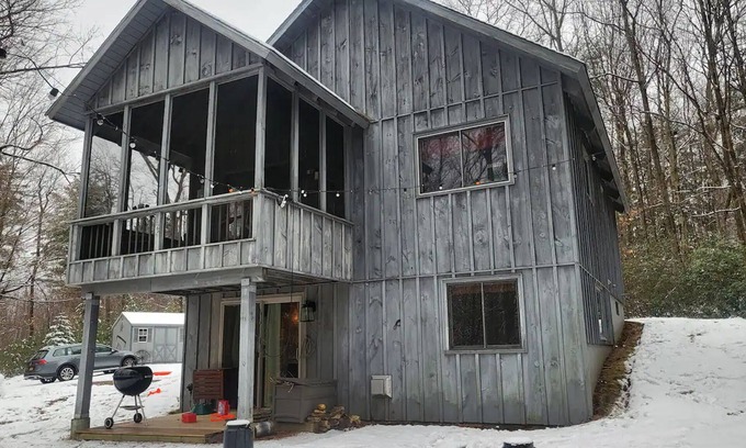 Sandisfield Cabin | Pet-Friendly Cozy Cabin Retreat in the Berkshires