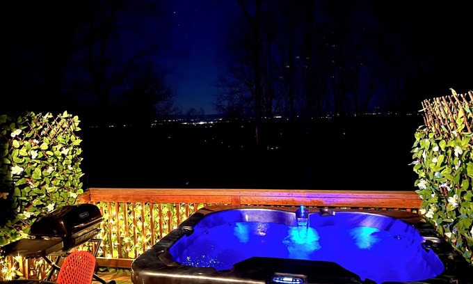 Front Royal Cabin | Serene "Cabin in the Clouds" Getaway with Spa & Hot Tub