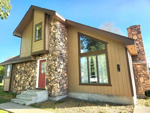 Winnemucca House | Inviting City Cabin with Gym and Dog Park Access