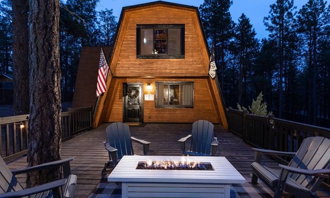 Williams Cabin | Convenient Stay Just an Hour from Grand Canyon South Entrance
