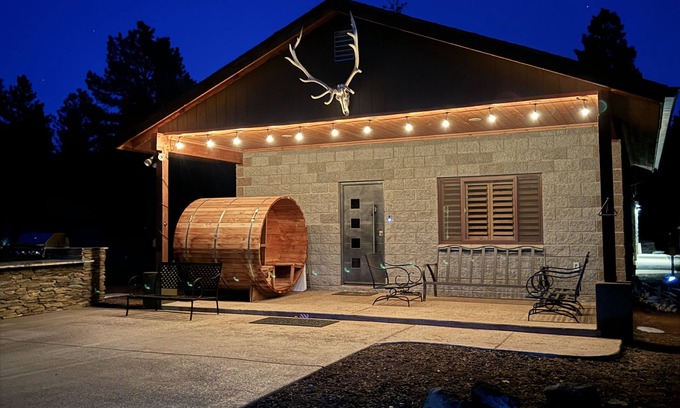 Williams House | Relaxing Cabin Retreat in the Pines with Bearizona Tickets