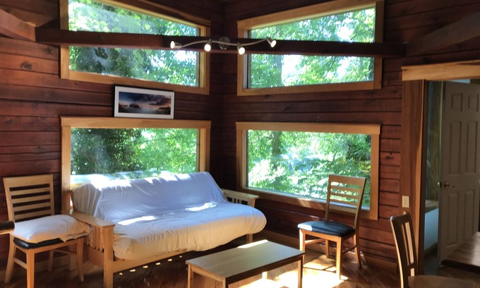 Slade Cabin | Charming Cabin Near Red River Gorge with Free Breakfast