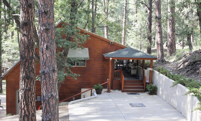 Prescott Cabin | Idyllic Little Lynx Cottage Retreat with Pool & Breakfast