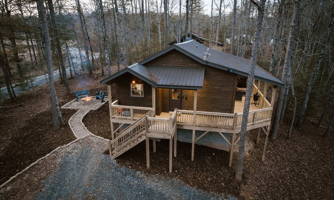 Murphy Cabin | Unforgettable Summer Adventure with Fire Pit & Hot Tub