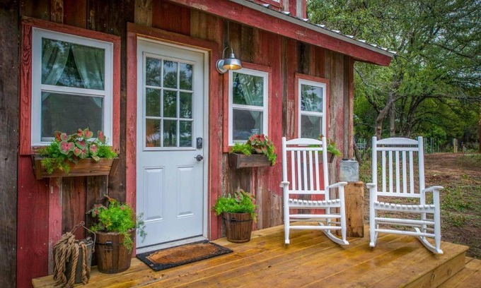 Waco House | Charming Cabin Retreat: Little Red Hen Near Magnolia