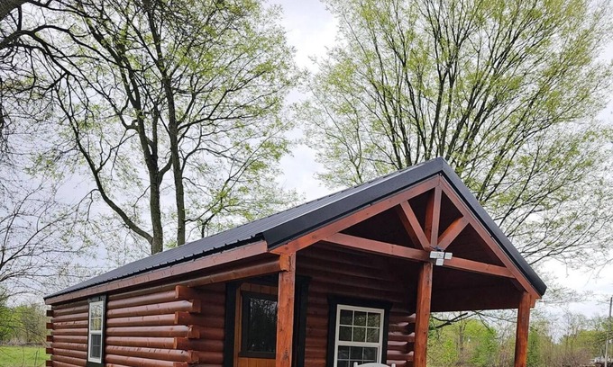 Old Shawneetown Cabin | Charming Cabin Retreat in Historic Old Shawneetown