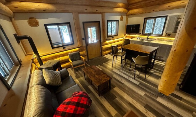 Golden Cabin | Inviting Cabin Retreat with Kitchen and Breakfast Included