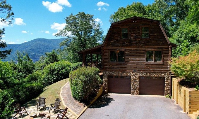 Black Mountain Cabin | Inviting Log Cabin with Mountain Views & Hot Tub Near Asheville