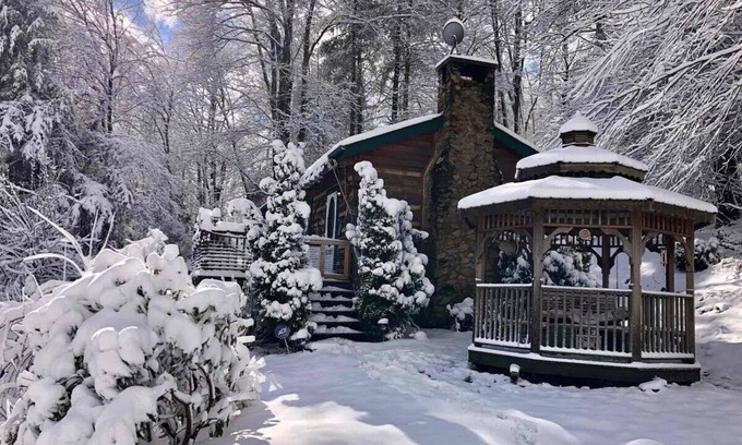 Fleetwood Cabin | Inviting Mountain Cabin Retreat with Scenic Views & Hot Tub