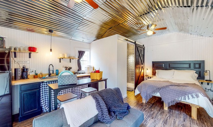 Colmesneil Cabin | Cozy Cabin Near Lakes w/ Firepit & Outdoor Shower