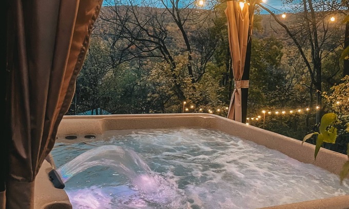 Front Royal House | Pet-Friendly Cabin with Hot Tub Near Shenandoah Park