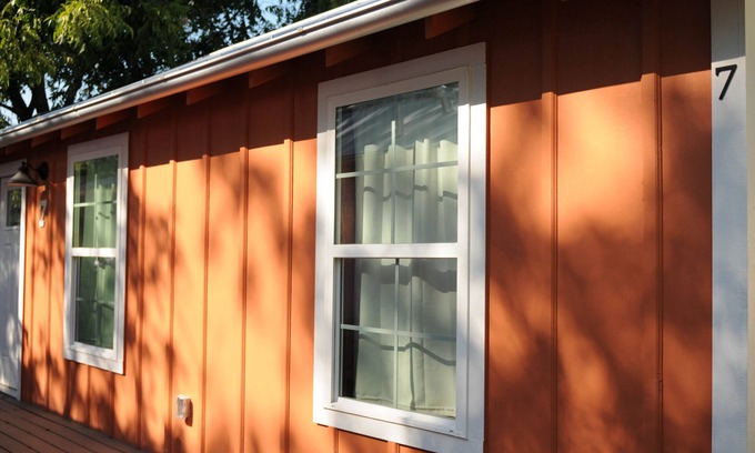 New Braunfels Cabin | Charming Cabin by the Comal River with Breakfast & Kitchen