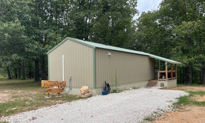 Lebanon Cabin | Welcoming Cabin by Niangua River with Pet-Friendly Amenities