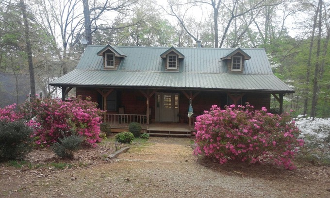 Martin Cabin | Charming Cabin Retreat on Lake Hartwell – Family Fun Awaits