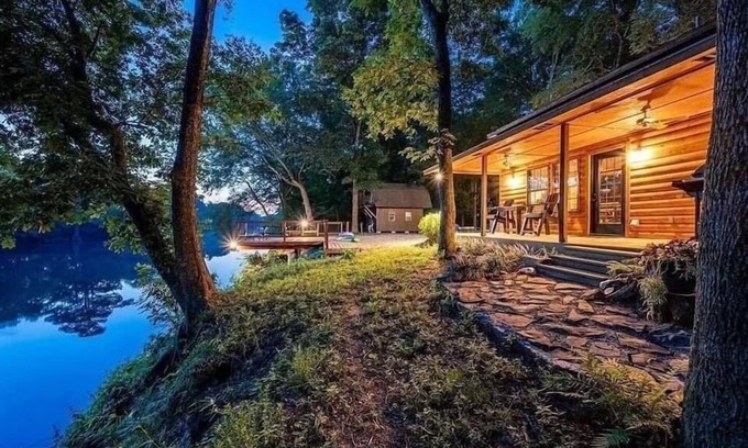 Broken Bow Cabin | Inviting Cabin on Mt Fork River with Pool & Spa Amenities