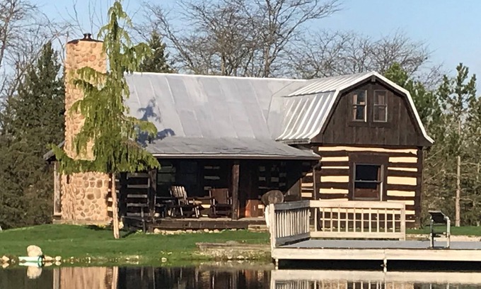 Dola Cabin | Inviting Cabin Retreat with Oceanfront Views and Pool