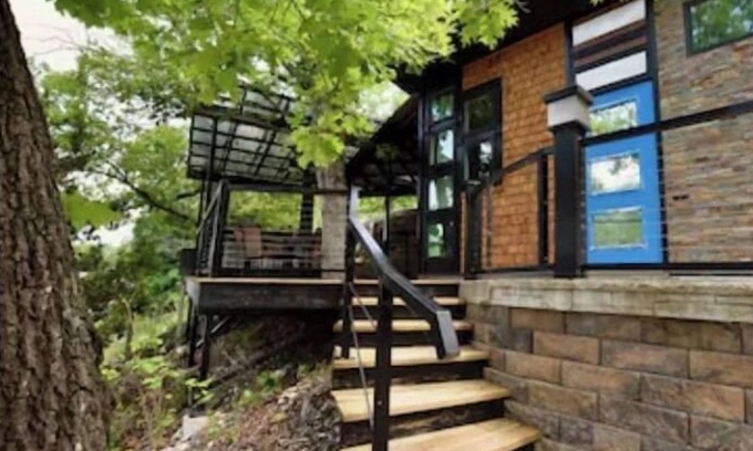 Osage Beach Cabin | Charming Lakefront Cabin Retreat for Two at Jack's Shack