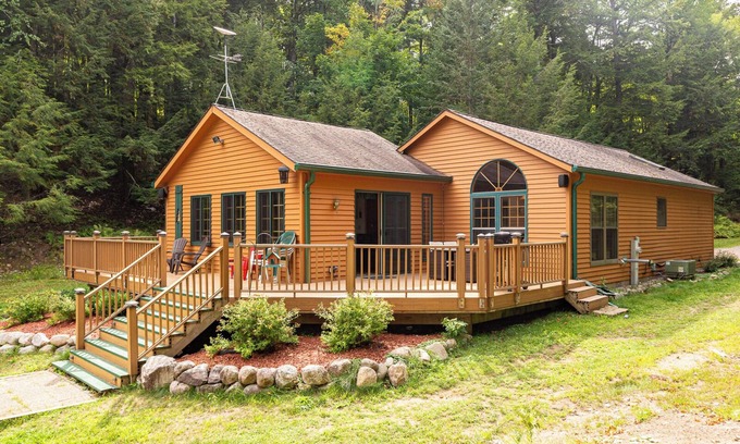 Harshaw House | Lakefront Retreat: Family-Friendly Cabin with Kitchen Access