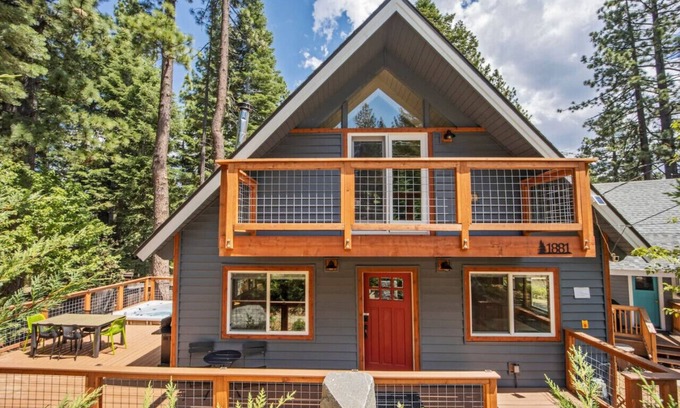 Pioneer Trail House | Relax with Hot Tub, Jungle Gym & Mini Pool Table Fun