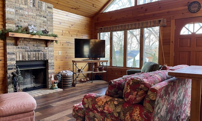 Lake Ripley Cabin | Charming Cabin Steps from Lake with Private Beach Access