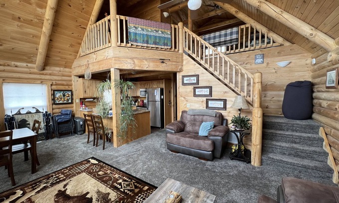 Glacier View Meadows Cabin | Inviting Cabin Near Fort Collins with Family & Pet Amenities