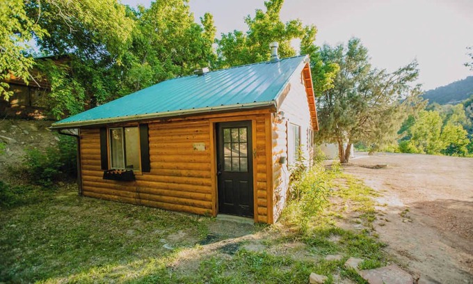 Glendale Cabin | Cozy Stay at The Honeybee - Perfect for Families and Pets