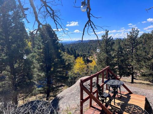 Florissant House | Inviting Cabin Retreat: 9.5/10, Pet Friendly & Dining Options