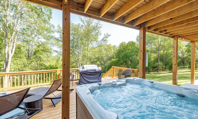 McHenry Cabin | Inviting Quittin Time: Lake View, A/C, Fireplace & More