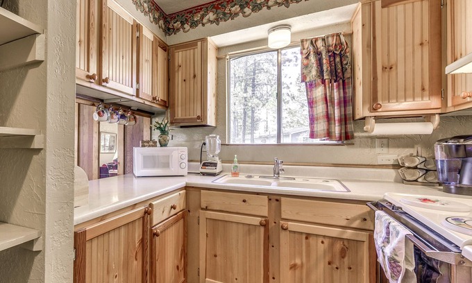 Ruidoso Cottage | Welcoming Cabin with Deck Near Midtown Ruidoso Awaits!