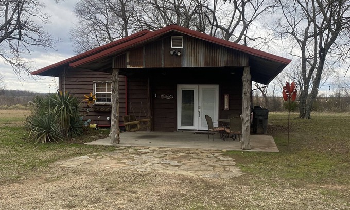 Idabel Cabin | Inviting Cabin with Fire Pit, Near Town & 20 Min to Hochatown